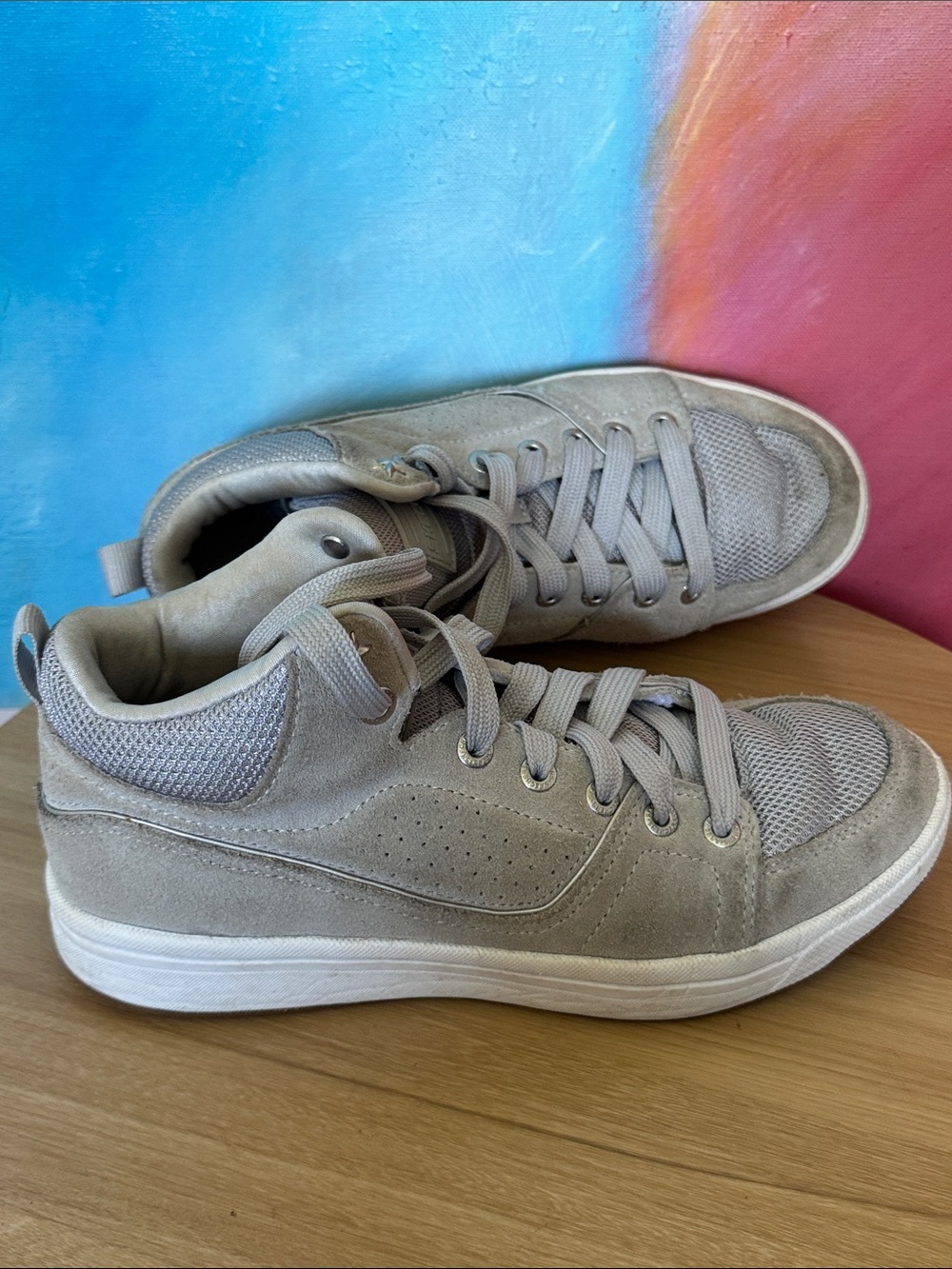 The SKECHERS SN882 lightweight, high-top sneaker casual athletic wear. Size 6.5